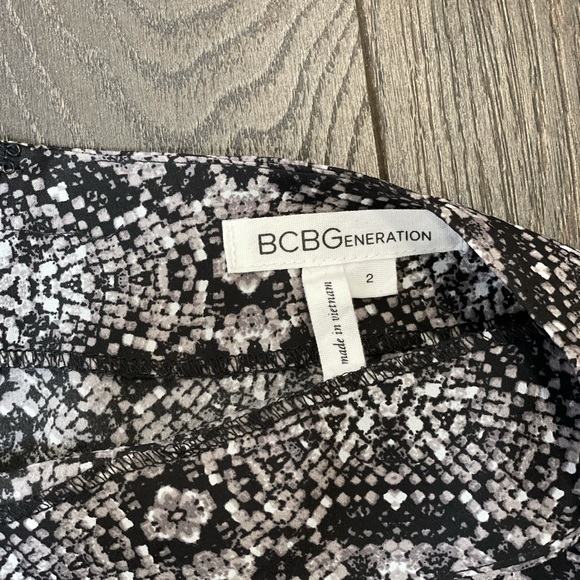 BCBGeneration Black & White Ruffle Short - Picture 3 of 3